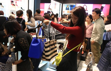 Dân buôn trắng đêm câu khách, chị em rạo rực hàng hiệu Black Friday