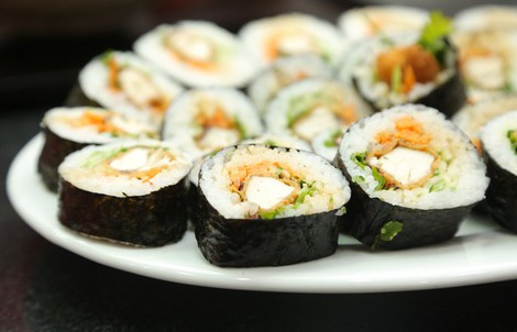 Dẻo thơm cá cam cuốn sushi