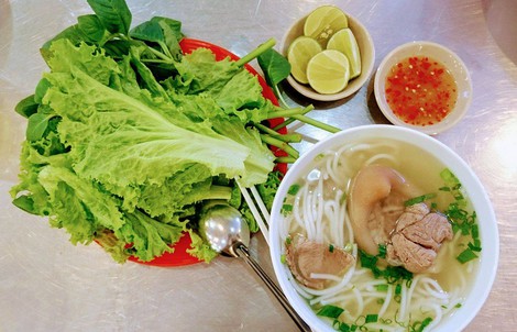 Bữa sáng với bánh canh giò heo