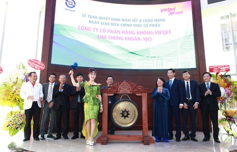 Khan hàng, giá cổ phiếu Vietjet tăng kịch trần khi lên sàn