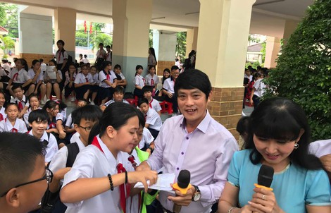 "Kép độc" Khánh Tuấn hút hồn khán giả khi thể hiện tác phẩm "Hòn đất"