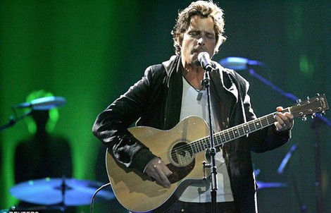 Vợ ca sĩ đã tự tử Chris Cornell khởi kiện bác sĩ