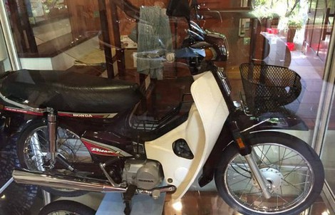 Honda Dream 1995 "nhốt" trong tủ kính, giá 8 cây vàng