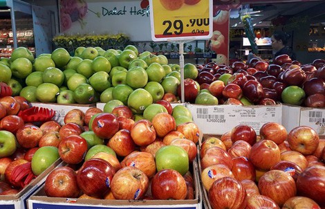 Cam, táo ngoại đồng giá 30.000 đồng/kg, người dân đổ xô mua về ăn Tết