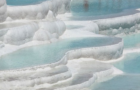 Suối nước nóng nằm giữa hồ băng có 1-0-2 trên thế giới