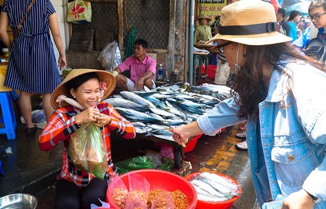 Du khách chen nhau mua hải sản tươi tại phố biển Vũng Tàu