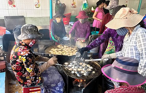 Khách đội nắng đợi hàng giờ để ăn bánh khọt nổi tiếng Vũng Tàu