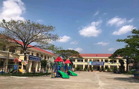 Phụ huynh ép cô giáo quỳ: Hãy đứng thẳng, đừng quỳ gối!