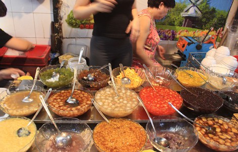 Lạc bước vào ngõ "thiên đường đồ ăn" Việt khiến du khách mê đắm