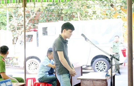 Giết mẹ, bị cáo ra tòa ngơ ngác hỏi: "Mẹ còn sống hay đã chết?"