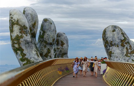 Đến Đà Nẵng "sống ảo" với cây cầu nằm trên bàn tay