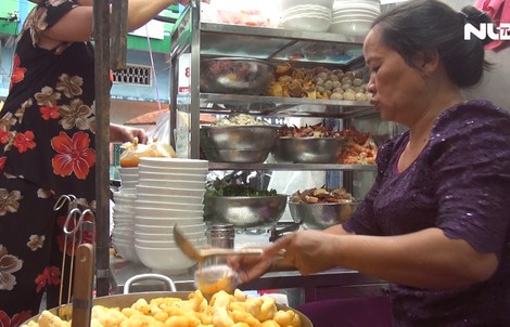 Chuyện lạ khó tin: Bánh canh vỉa hè 300.000 đồng/tô!