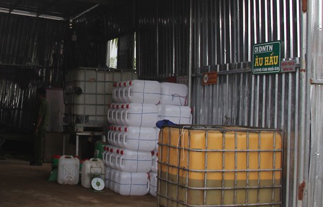 Doanh nghiệp làm hàng ngàn lít nhớt giả nhãn hiệu Castrol, Shell