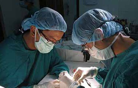 Gần 70 tuổi, phát hiện khối u buồng trứng khổng lồ