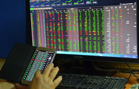 Nước ngoài mua ròng, VN-Index tăng gần 15 điểm