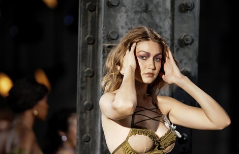 Siêu mẫu Gigi và Bella Hadid đẹp lạ với nội y Rihanna