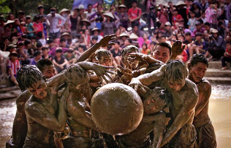 Lễ hội vật cầu bùn ở Bắc Giang lên báo Mỹ