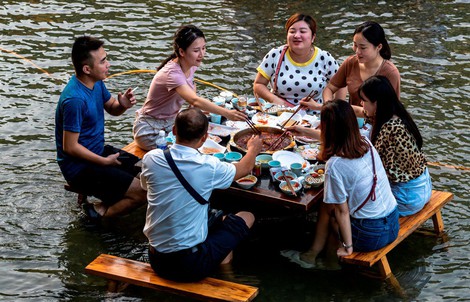 Từ nồi lẩu thảm họa tới cô dâu búp bê