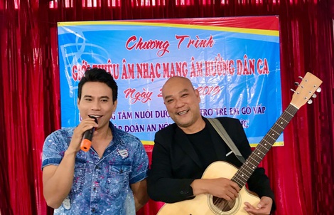Diễn viên Trí Quang và nhạc sĩ Quốc Hùng xúc động hát vì trẻ mồ côi