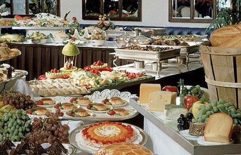 Lý do khách sạn luôn có buffet sáng miễn phí