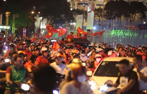 Triệu người vui mừng tột độ, hô vang "Việt Nam vô địch!"