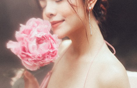 Rũ bỏ hình ảnh buồn bã, Phạm Quỳnh Anh khoe nhan sắc  "nàng tiên hoa" đón xuân