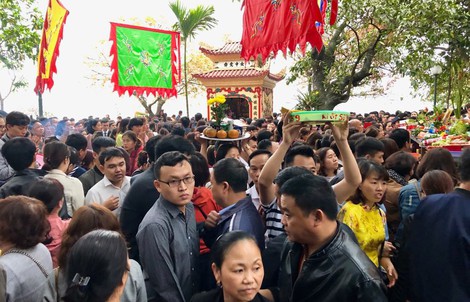 Biển người chen chân cầu tài lộc tại phủ Tây Hồ ngày đầu tiên đi làm sau nghỉ Tết
