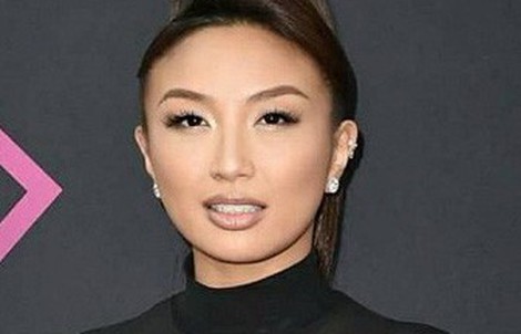 MC gốc Việt dẫn chương trình hậu trường thảm đỏ Oscar 2019