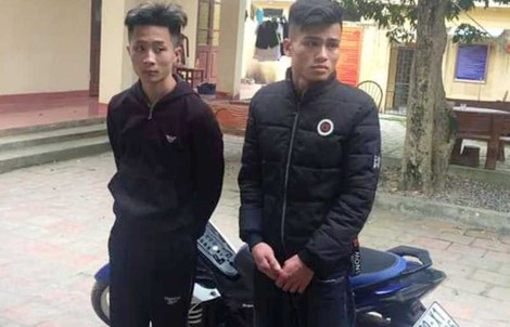 2 thanh niên "chơi ngông" châm ngòi ném pháo nổ vào cổng công an huyện