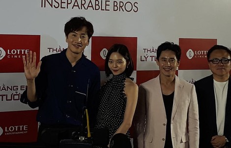 "Hươu cao cổ" Lee Kwang Soo rạng rỡ tại TP HCM