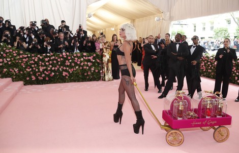 Lady Gaga khoe nội y, Katy Perry hóa đèn chùm