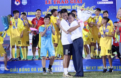 Có bầu Đệ treo thưởng, U17 Thanh Hóa lên ngôi