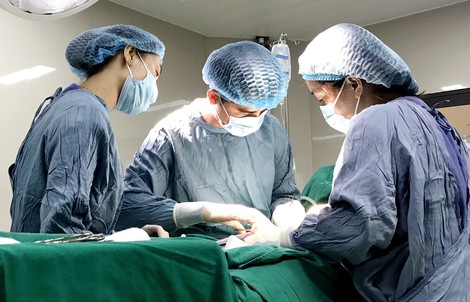 Nhảy từ trên xe xuống, thanh niên suýt bị thanh sắt 20 cm xuyên thấu "của quý"