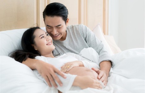 Người thứ ba trong bóng tối nhìn ra