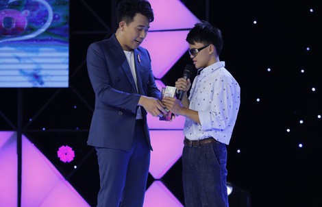 Clip: Trấn Thành nức nở với tiếng hát của thiếu niên khiếm thị 17 tuổi
