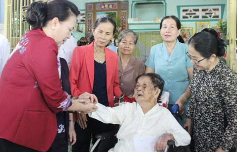 Chủ tịch Quốc hội thăm gia đình chính sách