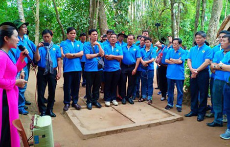 Cán bộ Công đoàn TP HCM về thăm quê Bác