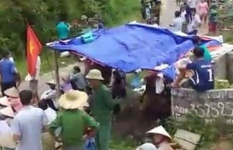 3 nữ công an bị người phụ nữ nhiễm HIV lao vào cào, cắn gây thương tích