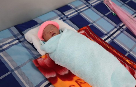 Phát hiện bé sơ sinh trong bọc ni lông bên đường