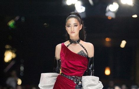 Hoa hậu Lương Thùy Linh gây bất ngờ trên sàn diễn thời trang