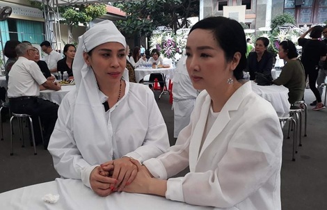 Việt Trinh, Giáng My đến chia buồn cùng Lý Hùng, Lý Hương