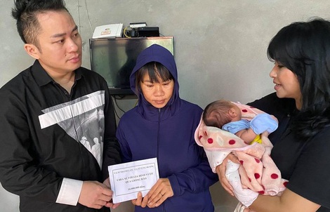 Ca sĩ Thanh Lam, Tùng Dương tặng mỗi gia đình thiệt hại do mưa lũ ở Hà Tĩnh 10 triệu đồng