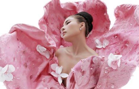 Thúy Diễm khoe làn da nâu mừng phim "Cát đỏ" kết thúc