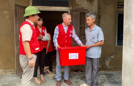 Đại sứ Anh thăm, tặng quà bà con vùng lũ Quảng Bình