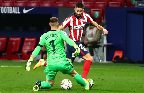 Siêu phẩm bàn thắng hạ gục Barcelona, Atletico chia ngôi đầu La Liga