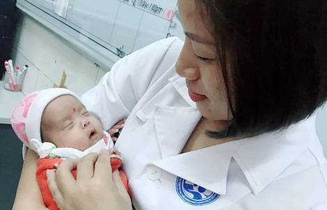 Hành trình kỳ diệu nuôi sống bé sinh non nhẹ cân nhất Việt Nam từ 480 gr lên 2,1 kg