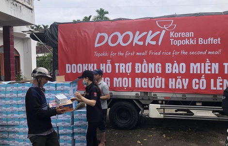 Đoàn xe của Dookki "hành quân" từ TP HCM về Quảng Ngãi hỗ trợ người dân vùng lũ