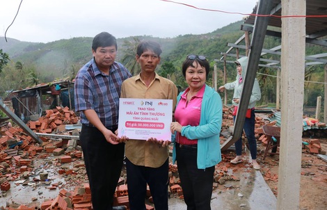 PNJ kịp thời hỗ trợ bà con Quảng Ngãi khắc phục hậu quả cơn bão số 9