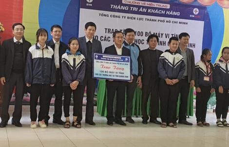 EVNHCMC tặng 100 bộ máy tính cho các trường học tại Quảng Bình