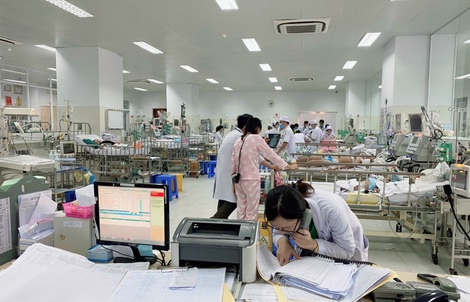 Hàng xóm phát hiện một bé trai 4 tuổi ngộp thở do cắm đầu vào xô nước